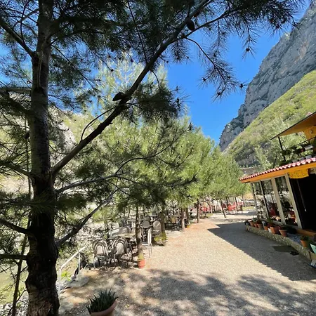 Bovilla Canyon 地拉那